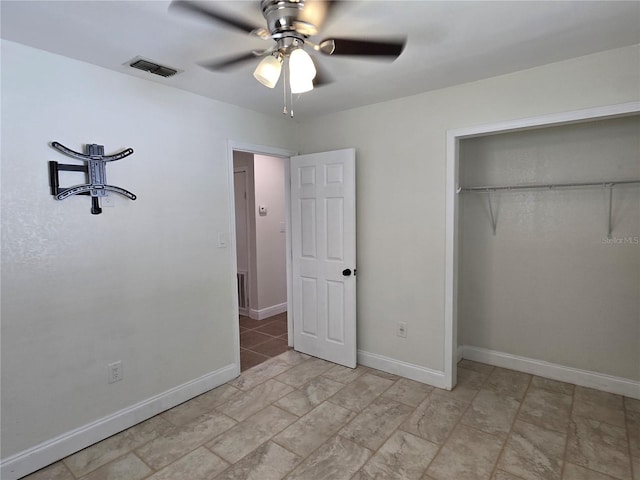 unfurnished bedroom featuring ceiling fan and a closet