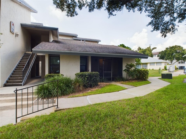 view of front of home featuring a front lawn