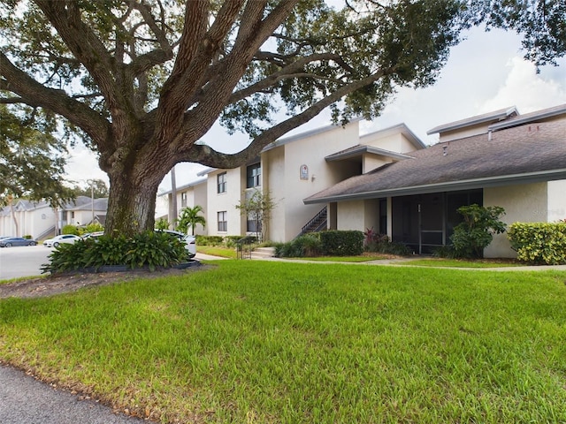 view of front of house featuring a front yard