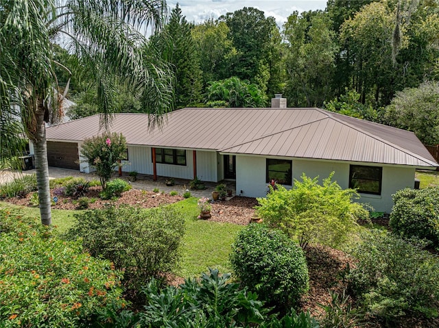 single story home featuring a front lawn