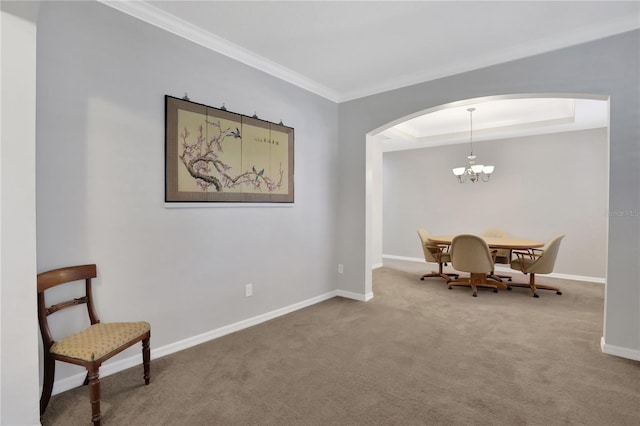 living area featuring carpet floors, crown molding, a raised ceiling, and a notable chandelier