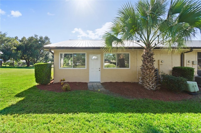 view of front of property featuring a front yard