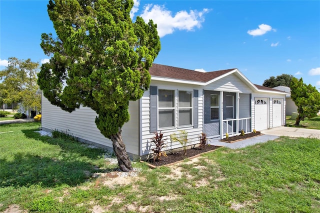 view of front of home featuring a front yard and a garage