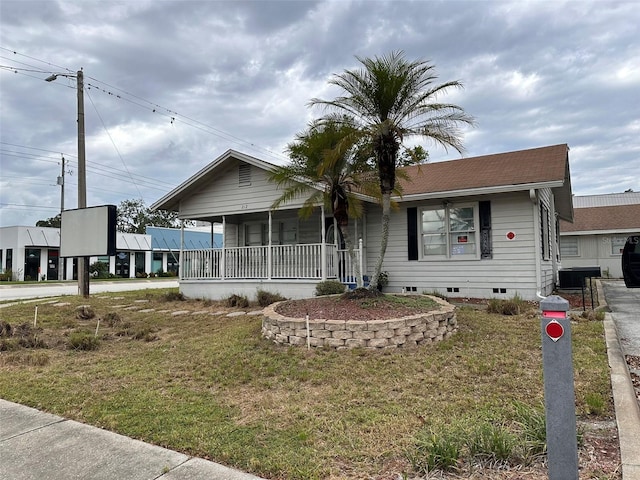 121 Bates Ave SE, Winter Haven, FL 33880 - view of front of house featuring a front lawn and covered porch