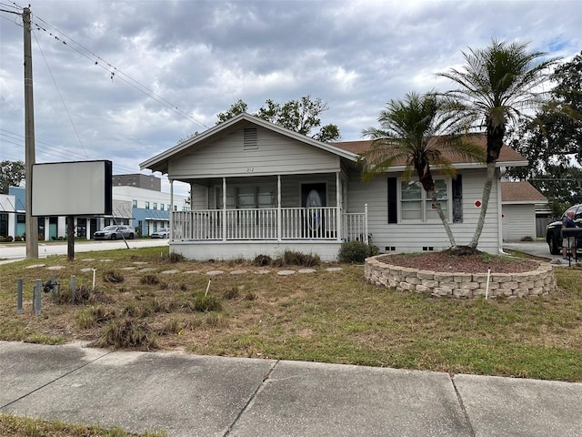 view of front of property featuring a front yard and covered porch