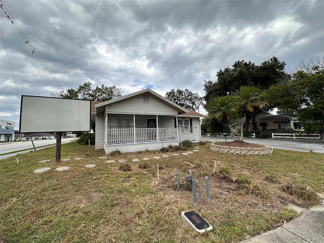 view of front of home featuring a front lawn