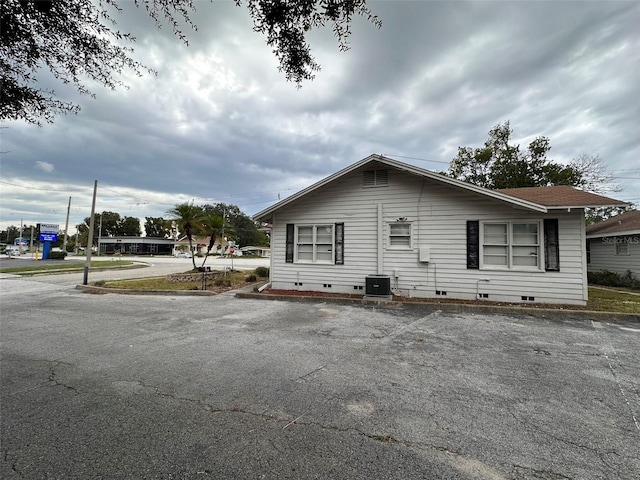 121 Bates Ave SE, Winter Haven, FL 33880 - view of front facade with central AC
