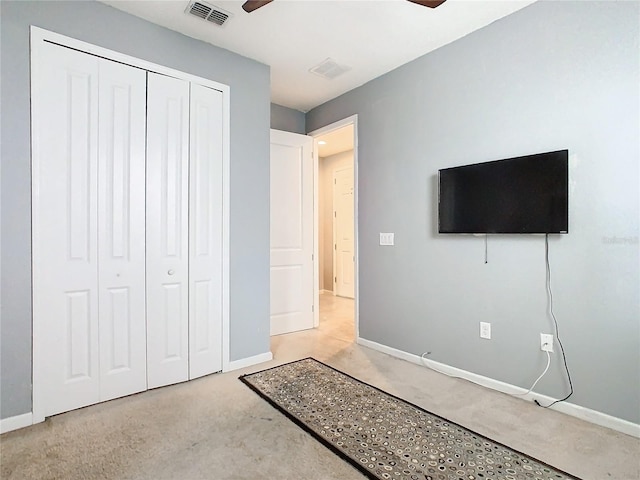 unfurnished bedroom featuring ceiling fan and a closet