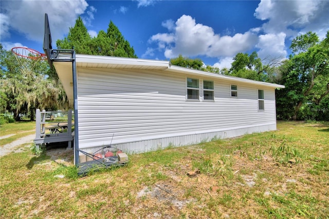 view of side of property featuring a lawn