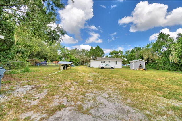 view of yard featuring a shed