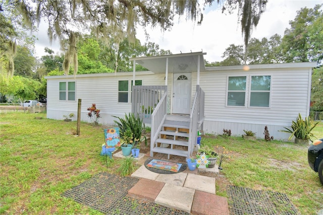 manufactured / mobile home featuring a front yard