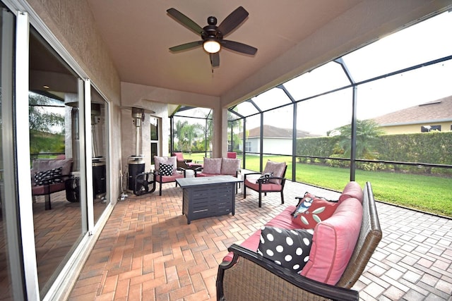 sunroom with ceiling fan