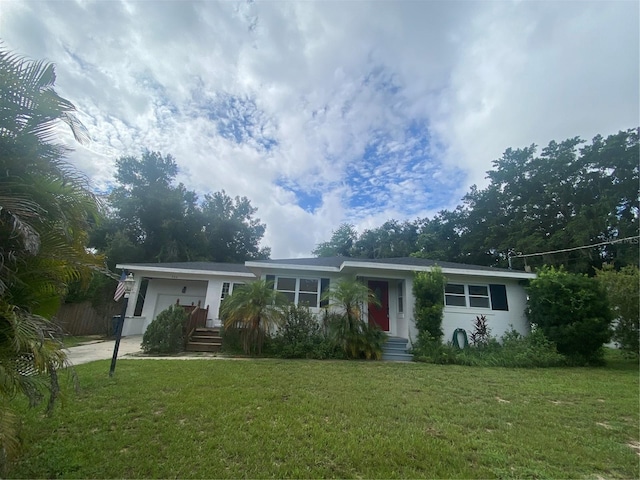 view of front of property with a front lawn