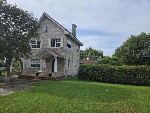 view of front of house with a front lawn