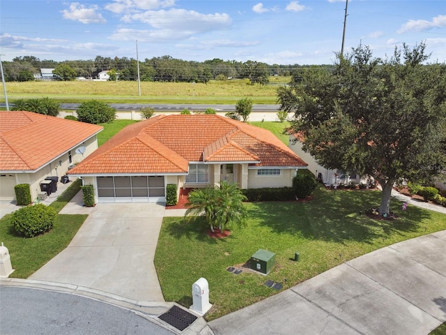 view of front of property featuring a front lawn