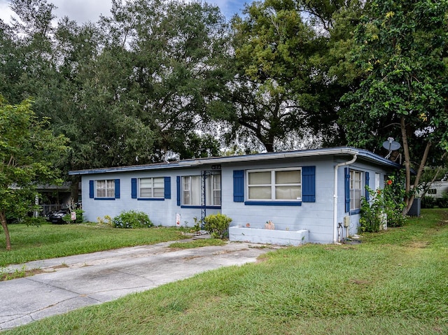 ranch-style home with a front yard