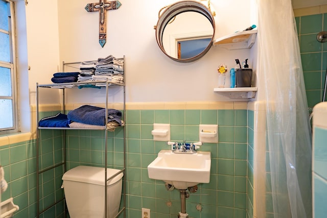 bathroom featuring sink, tile walls, a shower with shower curtain, and toilet