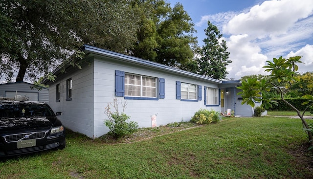 single story home with a front yard