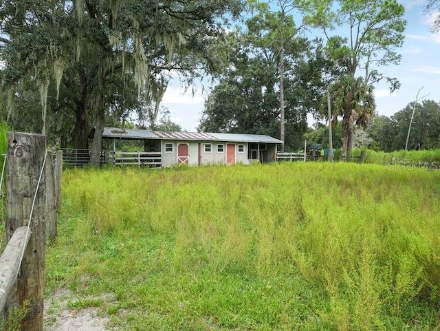 view of yard with an outdoor structure