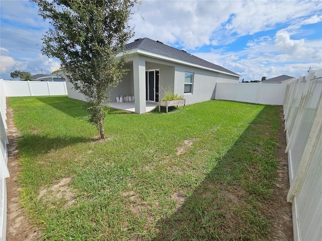 view of yard featuring a patio