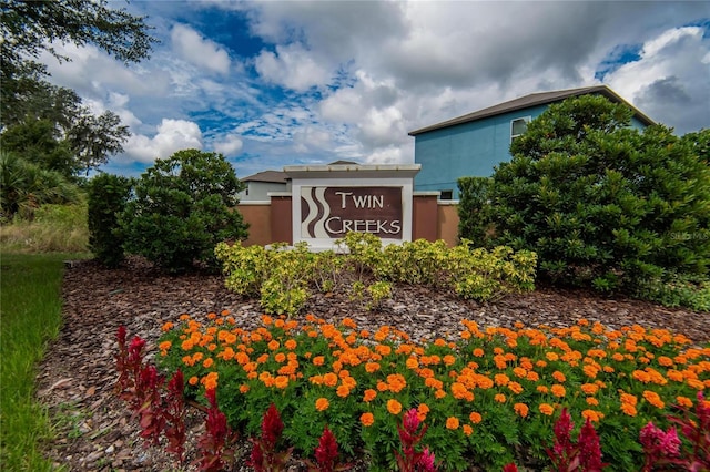 view of community / neighborhood sign