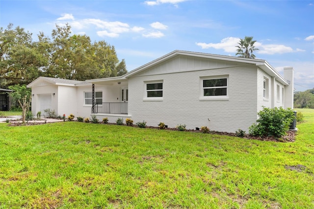 view of front of house featuring a front yard and a garage