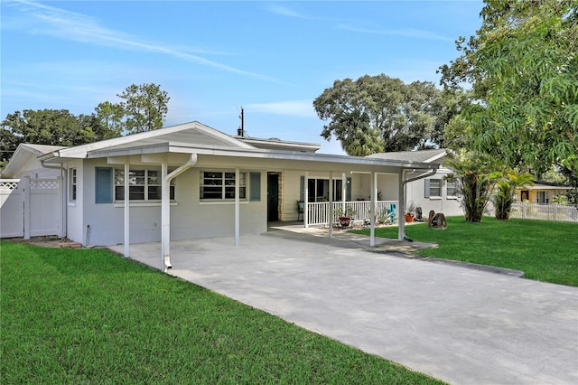 ranch-style house featuring a front yard