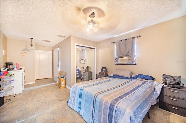 bedroom with a closet, a textured ceiling, and ceiling fan