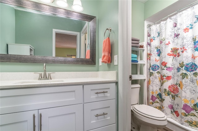 bathroom with toilet, a shower with curtain, and vanity