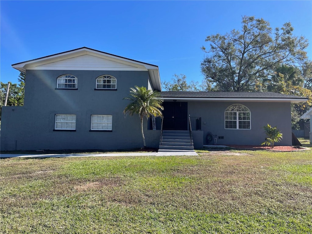 view of front of home featuring a front yard