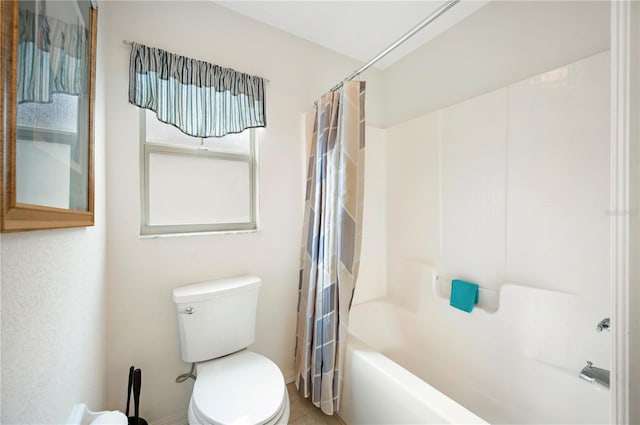 full bath featuring toilet, shower / bathtub combination with curtain, and baseboards