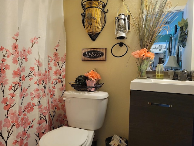 bathroom with toilet, a shower with curtain, and vanity