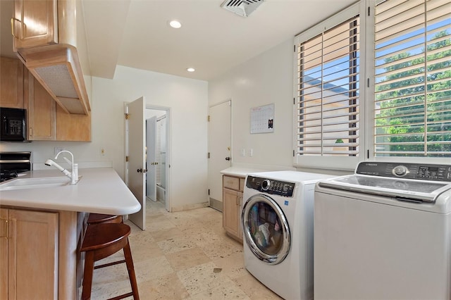 laundry room with sink and independent washer and dryer