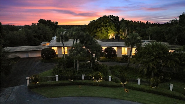 view of front of property featuring a yard