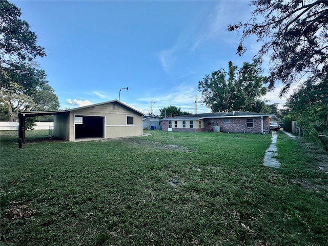 view of yard featuring an outbuilding