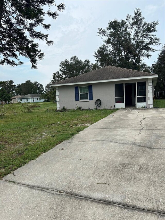 view of front of property with a front lawn