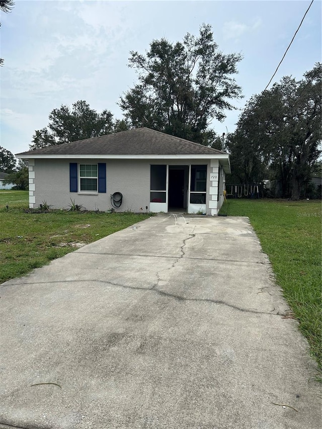 view of front of property with a front yard