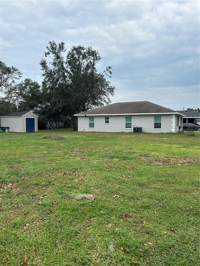 view of yard with a storage unit