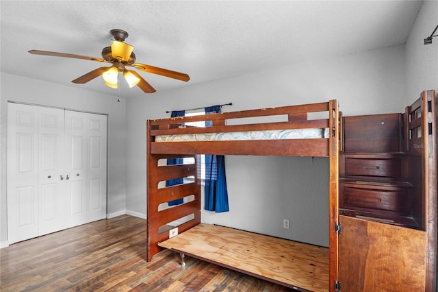 bedroom featuring ceiling fan, dark hardwood / wood-style flooring, a closet, and a textured ceiling