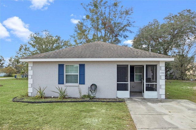 view of front of property with a front yard