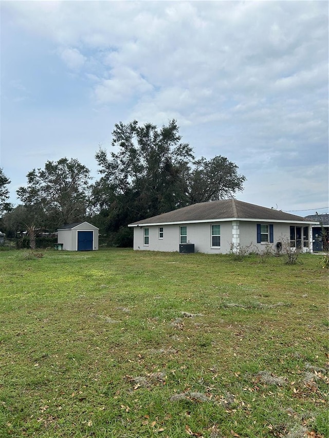 view of yard featuring a shed