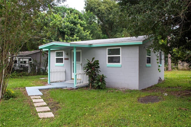 view of front facade featuring a front yard