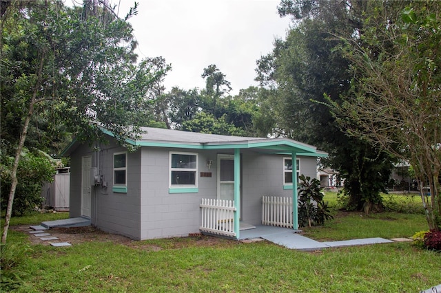 view of front facade with a front yard