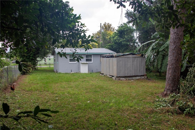 view of yard featuring a storage shed