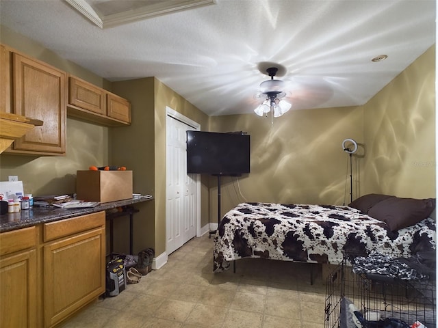 bedroom featuring a closet, ceiling fan, and a textured ceiling