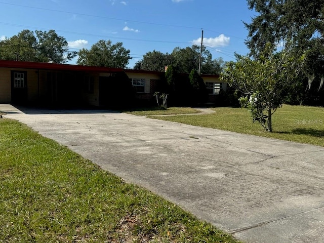 view of front facade featuring a front yard and a carport