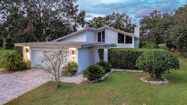 view of front facade featuring a front yard and a garage