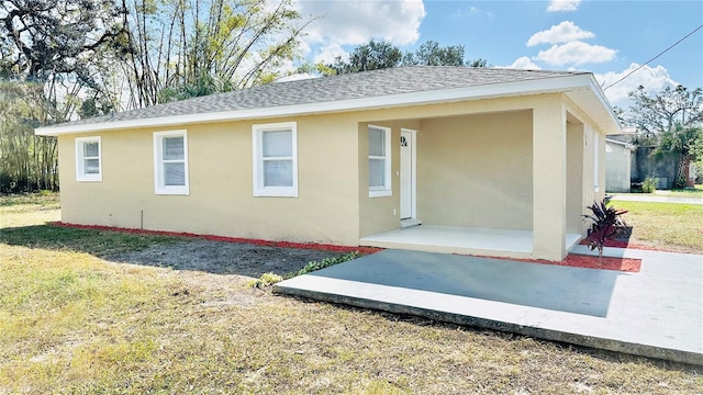 view of front of property with a patio and a front yard