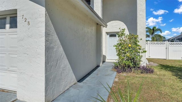 view of side of property featuring a lawn