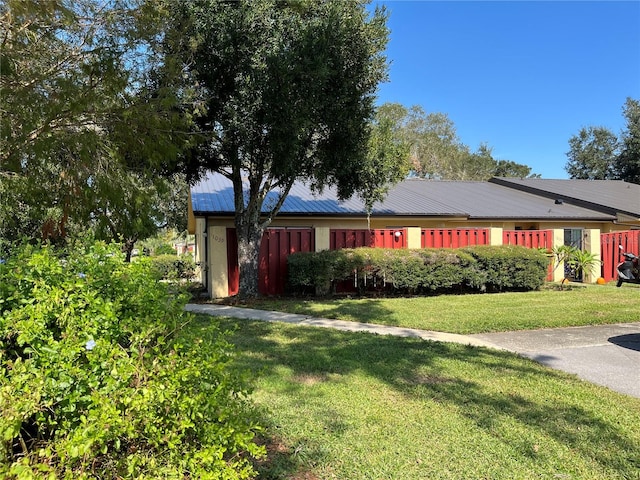 ranch-style house featuring a front lawn